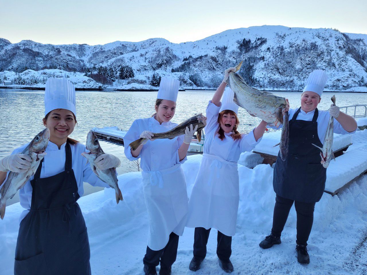 Fire elevar i kokkeklær som held ulike fiskar ute
