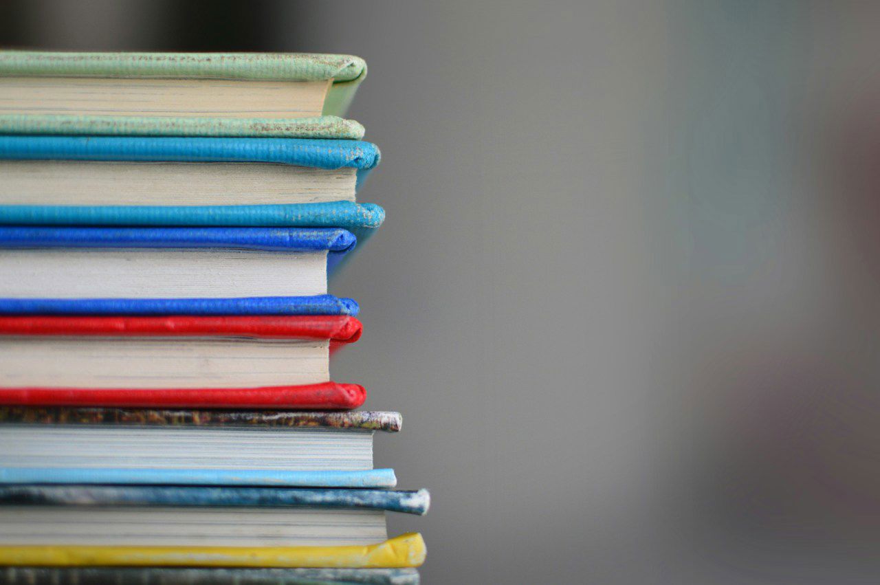 Fleire elevar som sit på biblioteket og les bøker