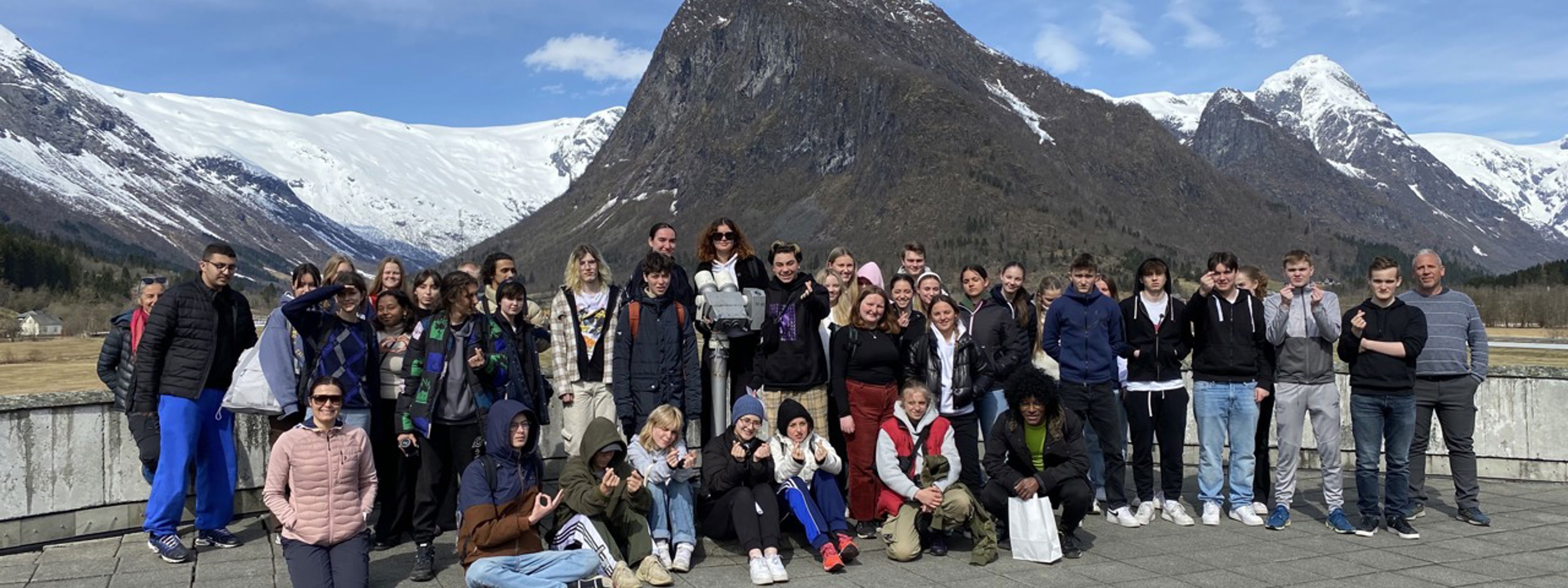 Franske og norske elevar samlet framfor natur ved Fjærland bremuseet