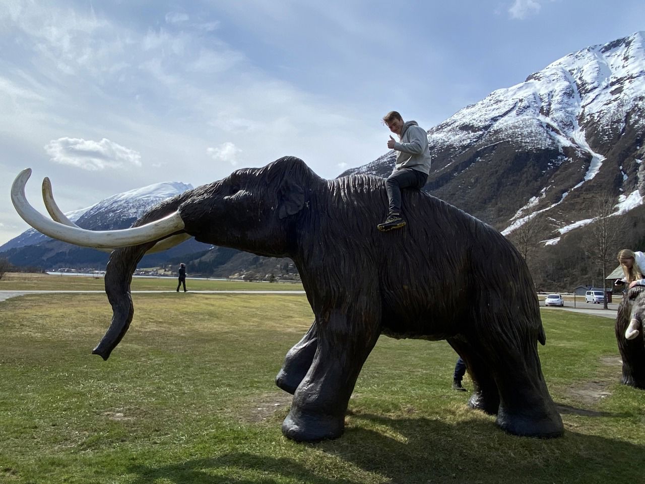 Elev som sit på ein statue av ein mammut